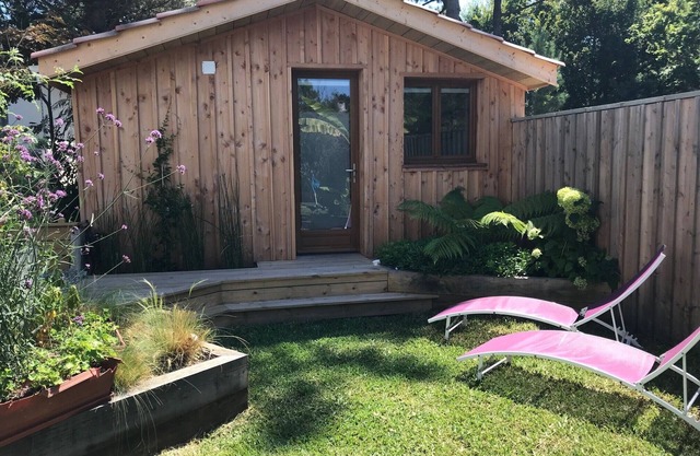 Cabin with private terrace in a garden in the center of Cap Ferret