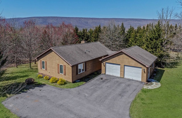 Cacapon Connected - wifi, fire pit, deck, king bed, game room, nearby golf