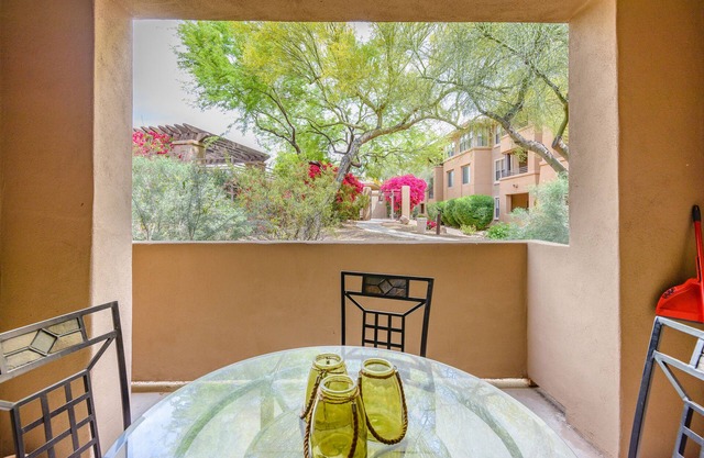 CACTUS CASITA- Clean and Modern N. Scottsdale Condo