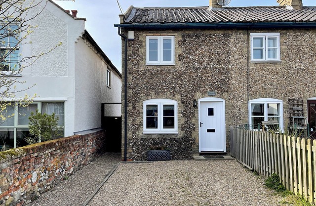CAINES COTTAGE, pet friendly, character holiday cottage in Westleton
