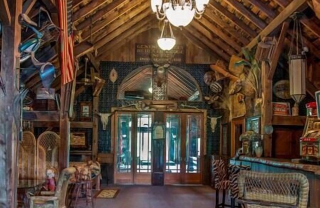 Caledonia Mansion Room with Balcony & Quiet space