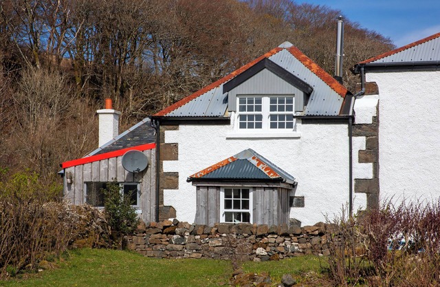 Calgary Dovecote - pet friendly, romantic and cosy and only 500m from the beach