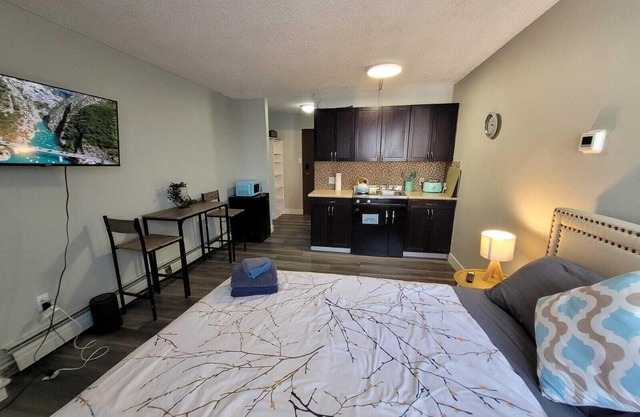 Calgary Hideaway: Modern Studio in City Center