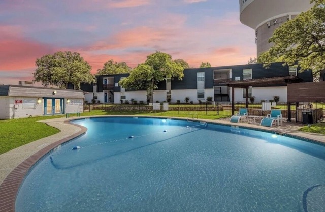 Calm 2 bedroom getaway w serene balcony