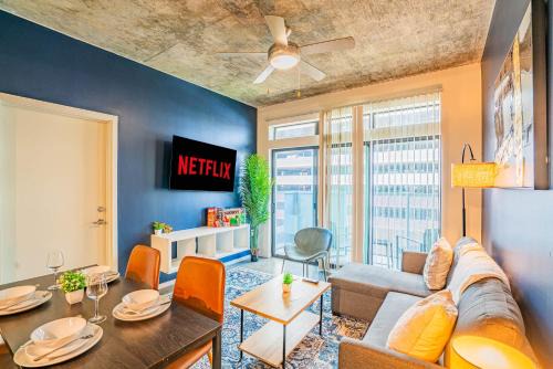 Calm 2BD - Central DT - Gym, Pool, Parking - Sleep 8