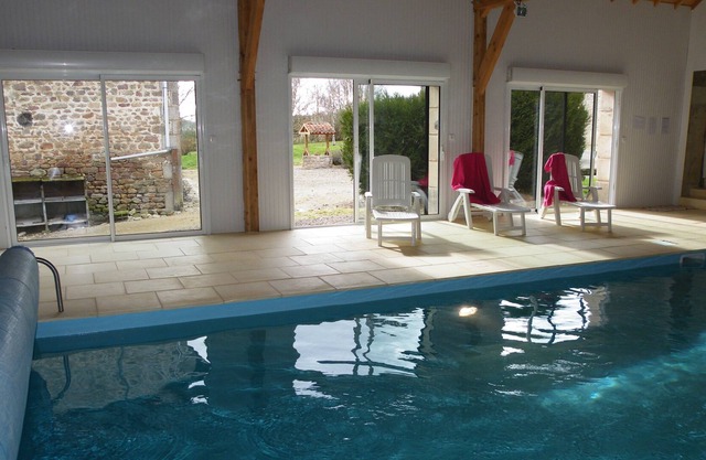 Calme et Detente AU Bord DE LA Piscine