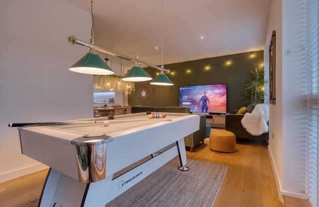 Cambridge - hot tub, sauna, parking, pool table