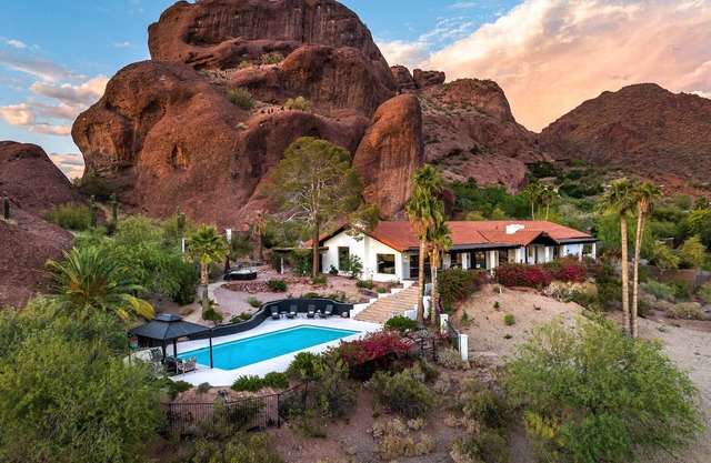 Camelback Mountain Mid-Century Modern Villa, Private, City Views, Pool, Hot Tub