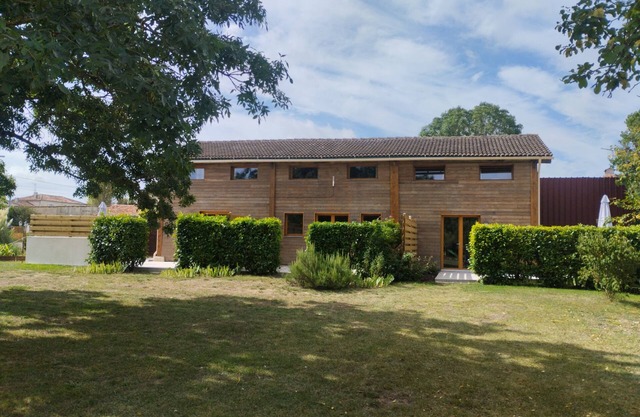 Camellia, cosy gîte, private terrace, shared pool heated to 28°.