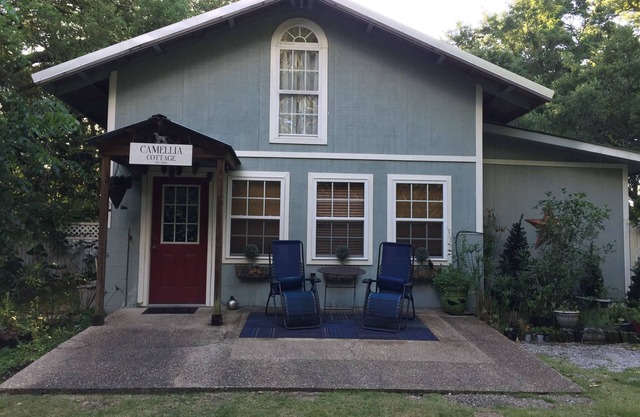 Camellia Cottage 'Your Private Retreat on the Gulf Coast'