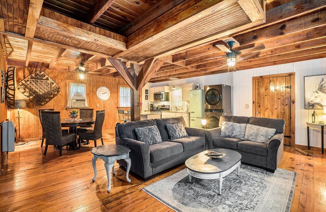 Cameo Cottage- Storybook 2 Bedroom/2 Bath Mountain Getaway