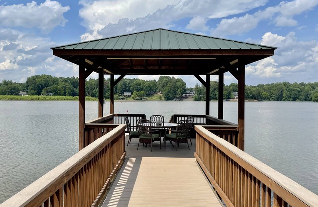Camm's Lakeside Retreat (Close to Charlotte), Family-Friendly, Boat Available
