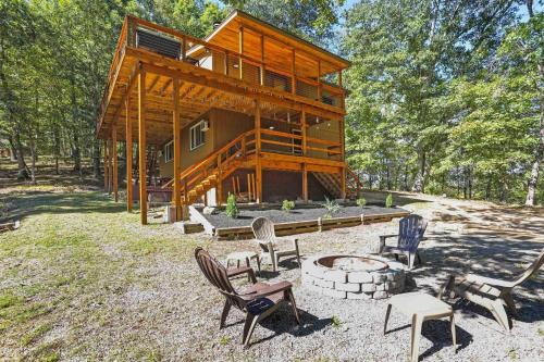 Camp Dancing Bears - Wifi, Riverfront, Pet Friendly, Fire Pit, Grill, Deck, Fishing, Games, Fireplace, King Bed
