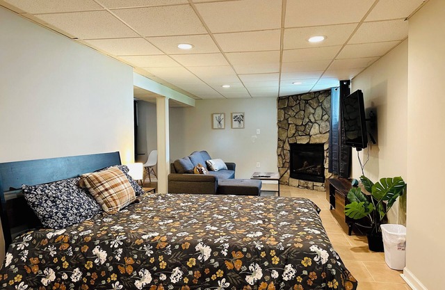 Campu's Basement Studio w/private entrance