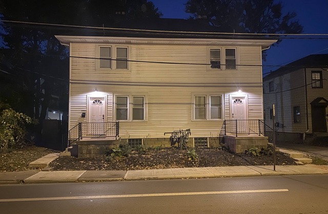 Campus Crest A (Cozy 2 bdrm Near Campus Townhouse)