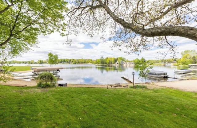 Canadian Lakes, MI - Spacious Private Lake and Beach