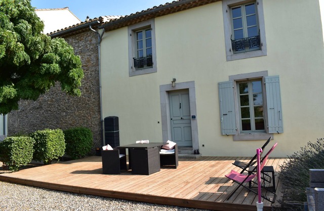 Canal View, superb gîte, Heated Pool near Carcassonne next to Canal du Midi.