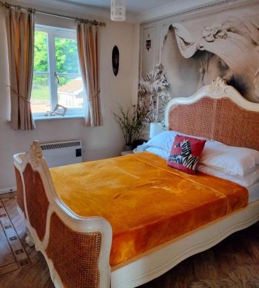 Canalside Chic Your London Escape Starts Here WIFI and Airport Transfers