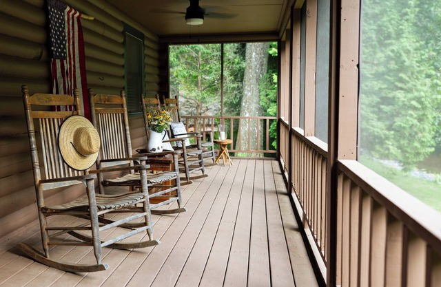 Cane River Cabin direct river front 3 bedroom 2 bath cabin.