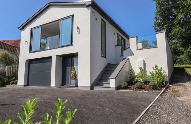 CANOL Y DREF, pet friendly, with hot tub in Prestatyn