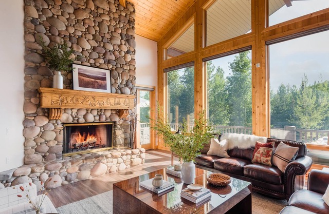 Canopy by Avantstay 8 BR Cabin w/ Hot Tub, Movie Theatre & Sauna