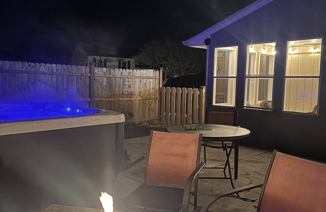 Cape Mindy HOT TUB Sleeps 8, Dog & EV Friendly, Outdoor Shower