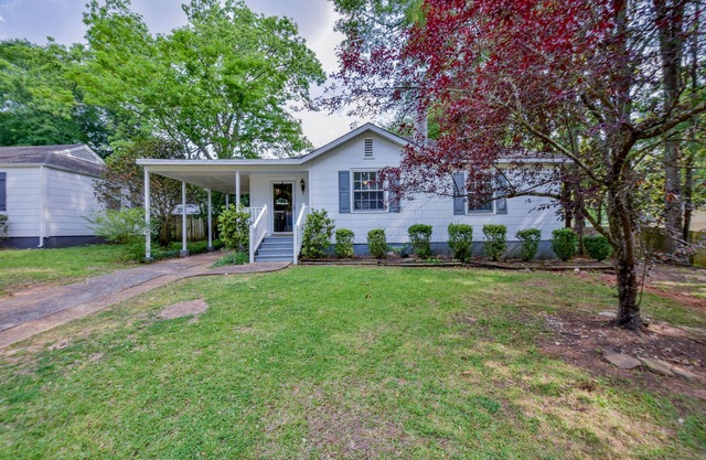 Capstone Cottage - Fenced in Backyard! Book Now for Football Season!