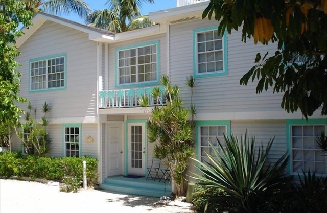 Captiva - Pool Home - Footsteps to Beach and Bay. 3rd property from beach.