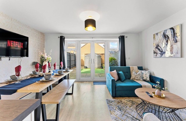 Captivating 4 bed House - Parking - Sleeps 14