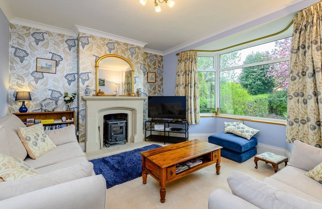CARADOC, family friendly, with open fire in Chepstow