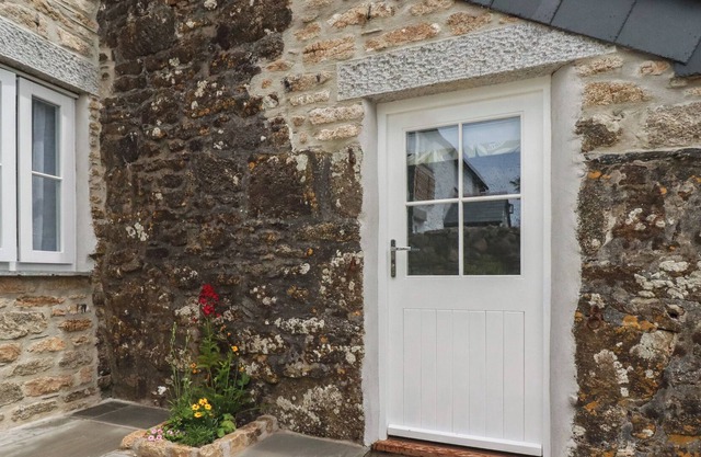 CARADON COTTAGE, romantic, with open fire in Pensilva