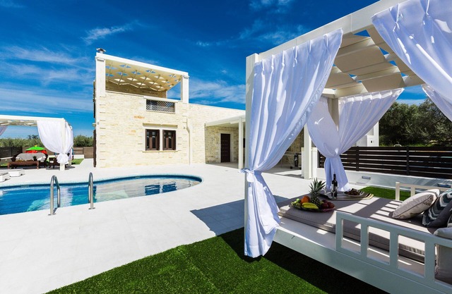 Caramel Villa, with 40m² Pool & Spa Whirlpool