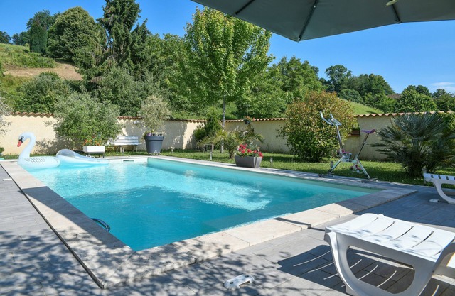Caravan 'Roulotte De Bohême - Praline' with Shared Pool, Wi-Fi and Air Conditioning
