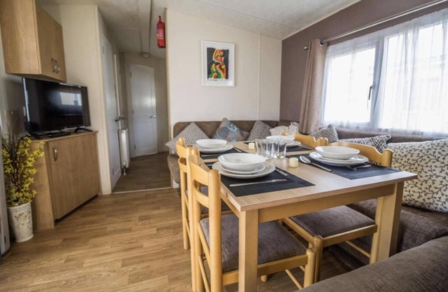 Caravan - Sleeps 10 - Pet Friendly - Parking