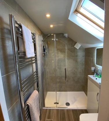 Cardiff Coach House with Hot Tub & Log Fire