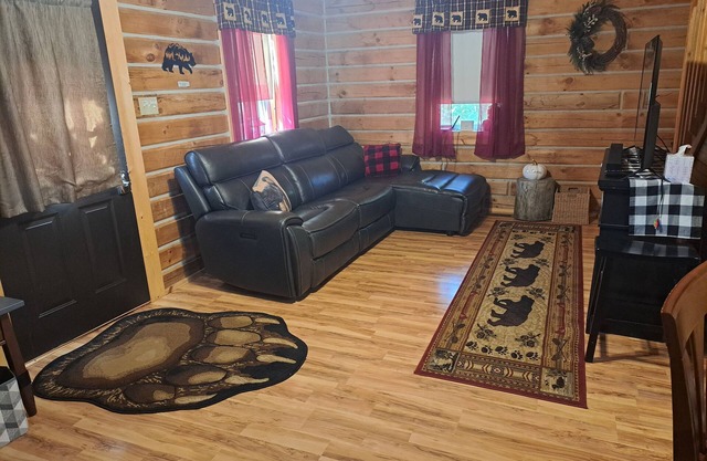 Cardinal Cabin with Hot tub, WIFI, Dish, park pass