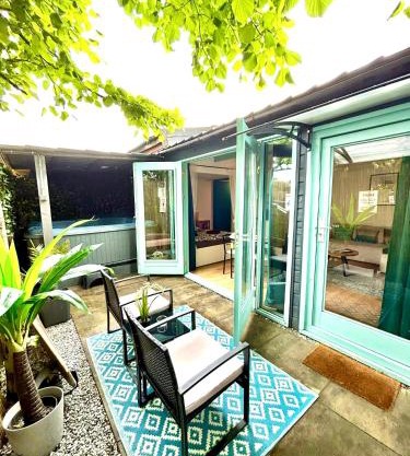 Caribbean style beach house with jacuzzi & private garden near Amsterdam