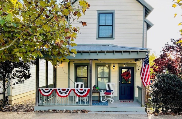 Carlton Landing Cottage w/Putting Green & Arcade Game