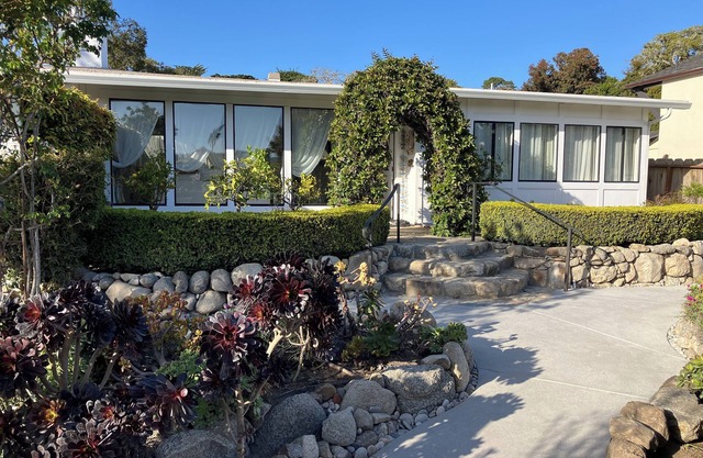 'Carmel Tranquility' 2 Beaches 6 and 9mins walk from a bright & airy beach home