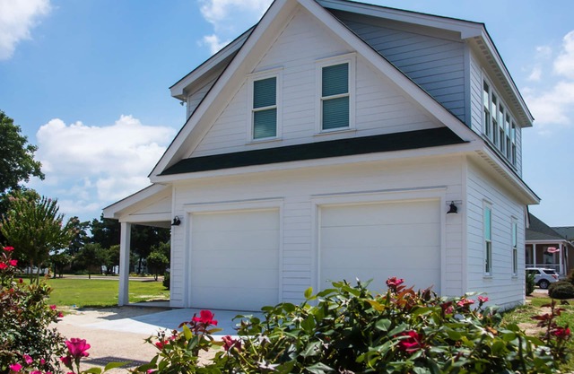 Caroline Cottage located Historic Waterfront District.