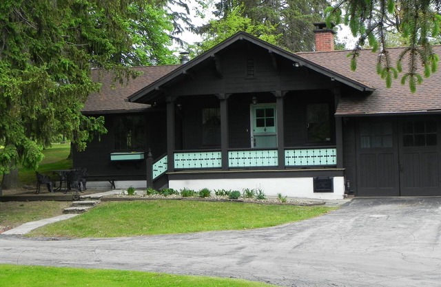 Carriage House Cabin sleeps 4 with 1 Bathroom