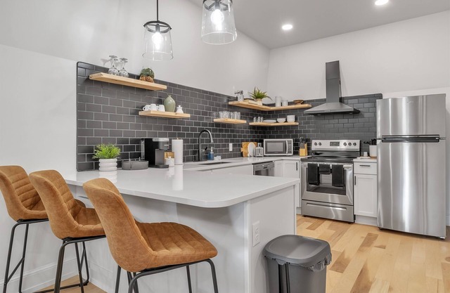 Carriage House Loft - King Bed and Garage Parking