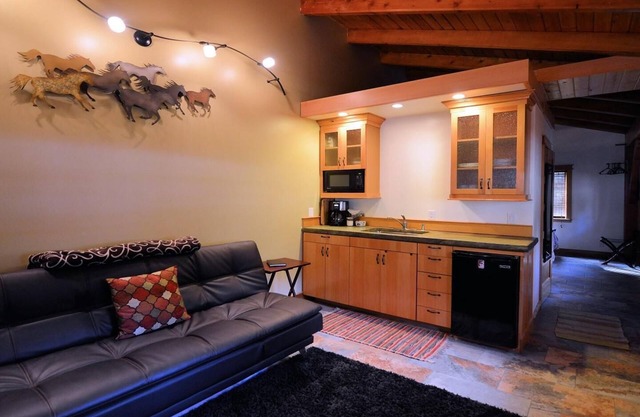 Carriage House - Tecumseh's timber frame Cottage