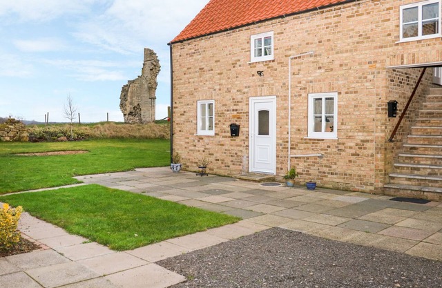 CARRINGTON COTTAGE, pet friendly, with a garden in Lincoln