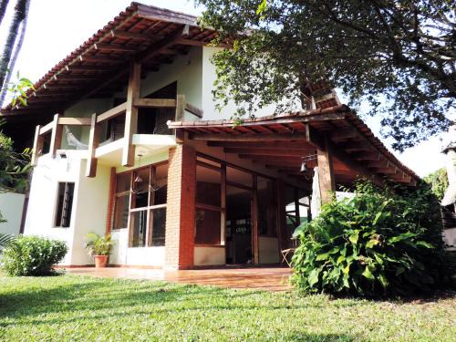 Casa à 250m praia Martim de Sá, melhor praia, boas opções de lazer