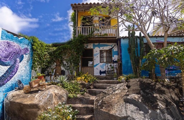 CASA ACOGEDORA DE DOS DORMITORIOS, COMPLETAMENTE AMOBLADA.