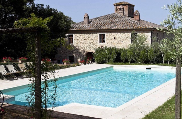 Casa Adalberto B: A pleasant and spacious two-story apartment that is part of an ancient country house built on a hillside, surrounded by meadows and woods.