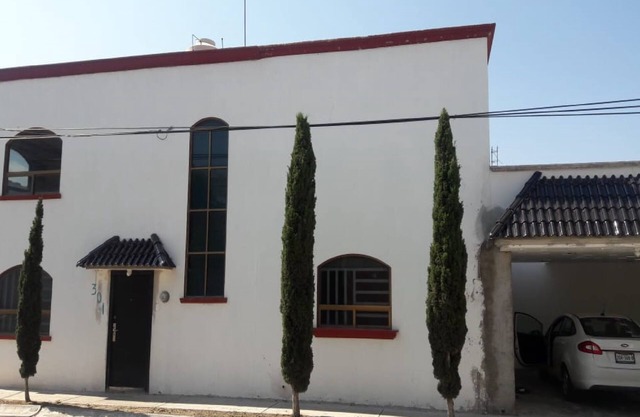 Casa amplia, comoda se encuentra en una zona muy tranquila y segura