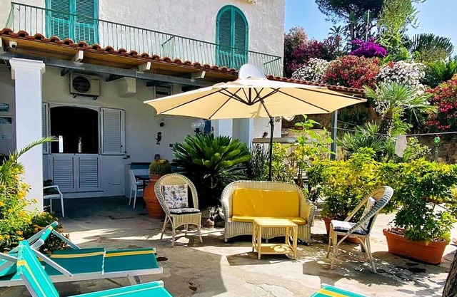 "Casa Angiolina" 1 minute from the world-famous Fumarole beach.