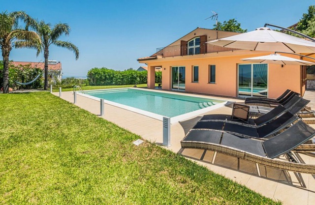 Casa Artemisia - Four Bedroom Villa, Sleeps 10